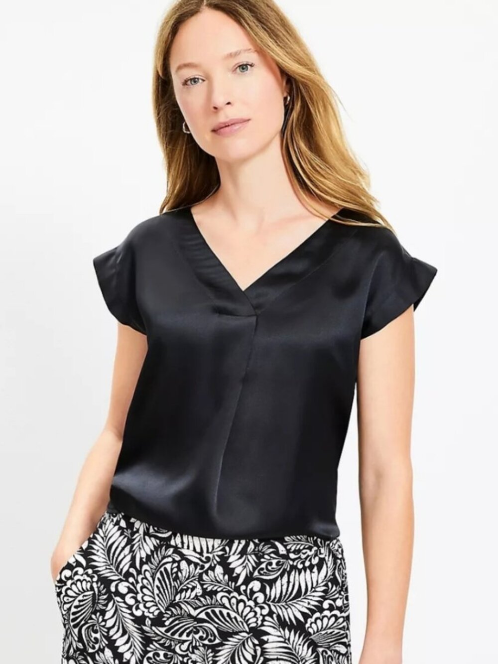 Loft Sleeveless V-Neck Blouse in black (size XXS petite)